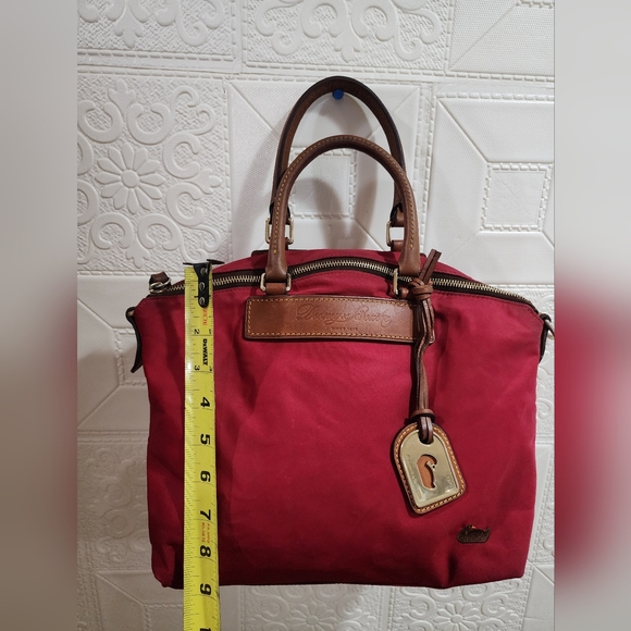 Athletic red Dooney & Bourke beg - Picture 12 of 15